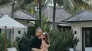 Pasangan ini menginap di hotel bintang lima di kawasan Nusa Dua, Bali. Penyanyi dan pemeran itu juga membagikan deretan pose mesra mereka di area kolam renang dan beberapa tempat lainnya. 
 [Instagram/itsmebcl]
