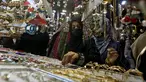 Gadis-gadis muda melihat-lihat perhiasan buatan tradisional saat dia dan yang lainnya mengunjungi pasar untuk berbelanja perayaan Idul Fitri mendatang, di Karachi, Pakistan, Jumat, 29 April 2022. Idul Fitri menandai akhir bulan suci Ramadhan. (AP Photo/Fareed Khan)