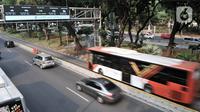 Kendaraan melintasi gerbang Electronic Road Pricing (ERP) di Jalan Medan Merdeka Barat, Jakarta, Rabu (20/11/2019). DKI Jakarta akan mengimplementasikan konsep ERP mulai tahun 2020. (merdeka.com/Iqbal Nugroho)