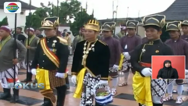 Ratusan anggota Bregada Rakyat memperingati Hari Pahlawan dengan menggelar tradisi upacara dan ziarah di makam.