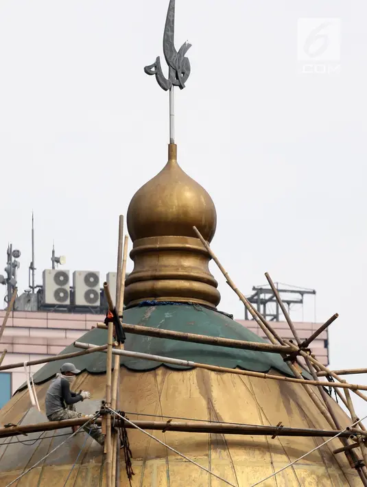 Pekerja merawat kubah masjid menyambut bulan Ramadan di salah satu masjid kawasan Setiabudi, Jakarta, Rabu (16/5).  Pemerintah menetapkan bahwa 1 Ramadan 1439 Hijriah jatuh pada Kamis, 17 Mei besok. (Liputan6.com/Arya Manggala)
