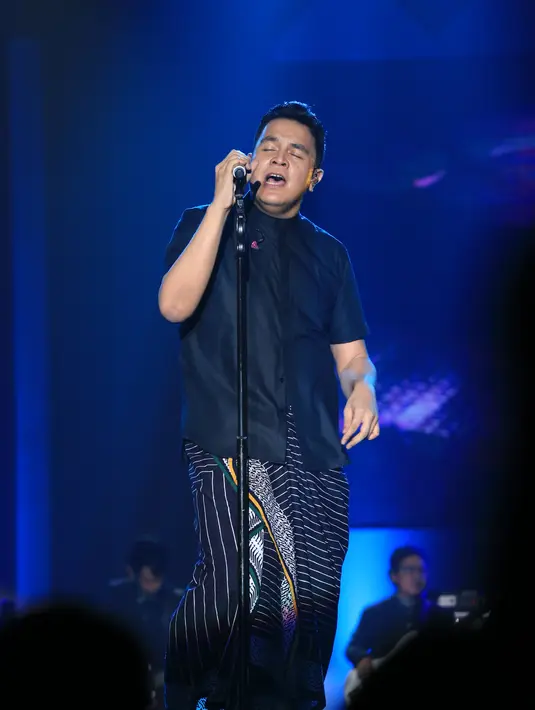 Selain kolaborasi dengan penyanyi senior, Tulus juga mengenalkan lagu barunya dari album barunya Monokrom. Seperti lagu Tukar Jiwa, Monokrom, dan Langit Abu-abu. (Adrian Putra/Bintang.com)