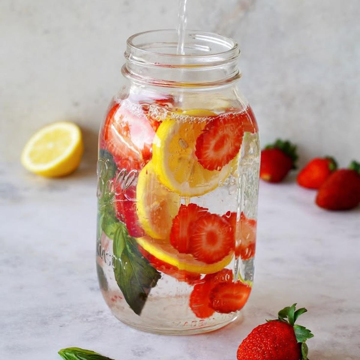 Ilustrasi Air Infus Buah (©Pinterest)