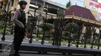 Anggota polisi bersiaga di sekitar gedung Mabes Polri, Jakarta, Selasa (5/7). Pengamanan Mabes Polri diperketat pasca pengeboman bunuh diri di Mapolresta Solo.(Liputan6.com/Faizal Fanani)