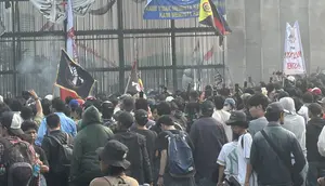Demo Depan DPR Memanas, Massa Bakar Ban dan Rusak Pagar