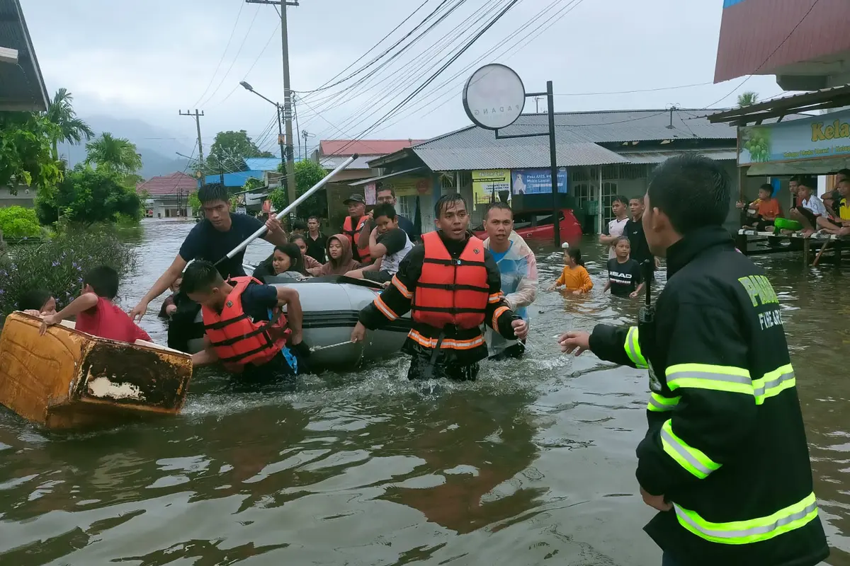 Banjir melanda sebagian besar Kota Padang, Sumatera Barat pada Jumat (14/7/2023). (Liputan6.com/ Damkar Padang)