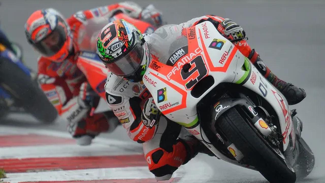 Danilo Petrucci saat mengungguli Andrea Dovizioso di MotoGP Inggris (c) AFP