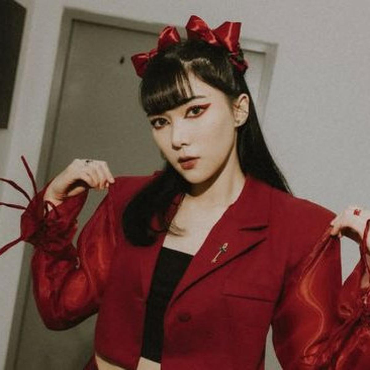 Potret Outfit Manggung Isyana Sarasvati Gaya Edgy (credit: instagram/isyanasarasvati)