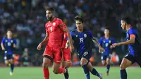 Pemain asing Persija Jakarta&nbsp;Abdulla Yusuf Helal (kiri) saat memperkuat Timnas Bahrain melawan Kamboja pada kualifikasi&nbsp;Piala Dunia Qatar 2022 di Phnom Penh, 10 September 2019. (foto: TANG CHHIN Sothy / AFP_