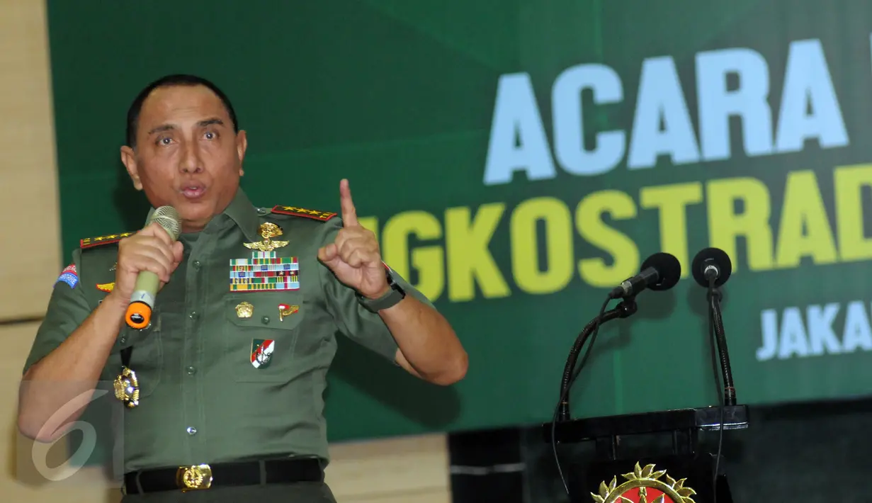 Pangkostrad Letjen Edy Rahmayadi menyampaikan keterangan pada acara Ramah Tamah di Makostrad, Jakarta, Selasa (30/8). Edy Rahmayadi siap bersaing dengan kandidat lain sebagai Bakal Calon Ketua PSSI periode 2016-2020. (Liputan6.com/Helmi Fithriansyah)