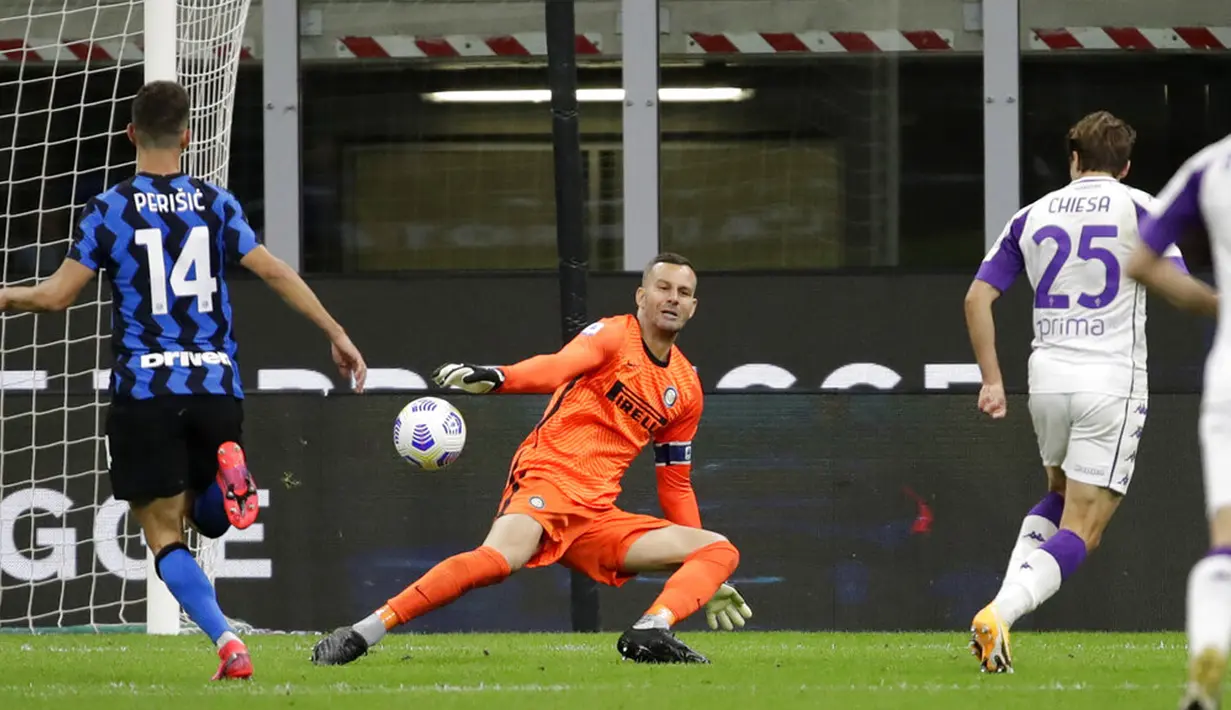 Pemain Fiorentina Federico Chiesa (kedua dari kanan) mencetak gol ke gawang Inter Milan pada pertandingan Serie A di Stadion San Siro, Milan, Italia, Sabtu (26/9/2020). Inter Milan mengalahkan Fiorentina dengan skor 4-3. (AP Photo/Luca Bruno)