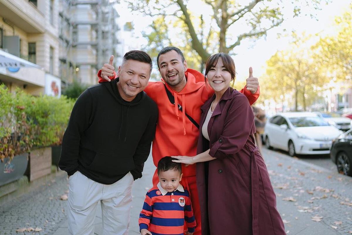 7 Potret Keluarga Raffi Ahmad dan Gading Marten Kumpul di Jerman, Vibesnya bak Foto Bareng Besan