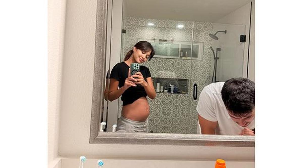 6 Pesona Aurelie Moeremans Pamer Baby Bump, Tampil Glowing dan Menawan