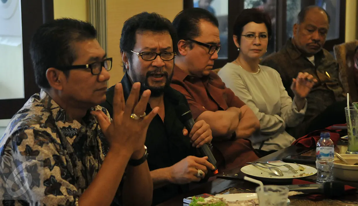 Ketua Umum AMPG, Yorrys Raweyai (kedua kiri) saat pertemuan di Restoran Puang Oca, Jakarta, Selasa (16/2). Pertemuan tersebut membahas teknis persiapan Munas Golkar seperti susunan kepanitiaan, kepesertaan dan tata acara. (Liputan6.com/JohanTallo)