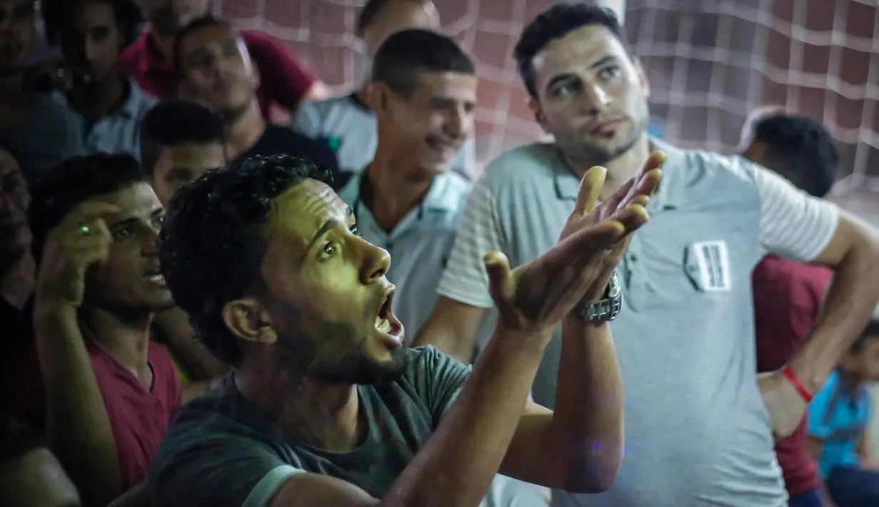 Suporter timnas Mesir bereaksi saat menyaksikan tim kesayangannya melawan Rusia pada putaran kedua pertandingan grup A Piala Dunia di kota kelahiran Mohamed Salah, Nagrig, Selasa (19/6). Mesir terpaksa mengakui keunggulan Rusia 1-3. (AP/Islam Safwat)