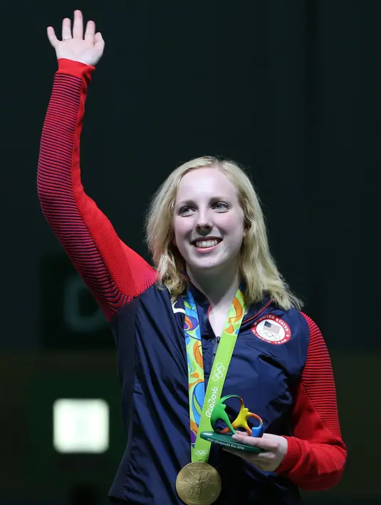 Atlet Menembak dari AS, Virginia Thrasher saat merayakan kemenangannya meraih medali emas di Olimpiade Rio 2016, Brasil (6/8). (REUTERS)