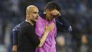 Pelatih Manchester City, Pep Guardiola memberi semangat pemainnya Rodrigo usai pertandingan melawan Chelsea pada babak final Liga Champions di Stadion Dragao, Portugal (30/5/2021). Man City gagal untuk mengukir sejarah dengan menjuarai Liga Champions untuk pertama kalinya. (David Ramos/Pool via AP)