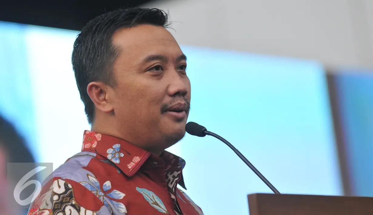 Menpora Imam Nahrawi berpidato jelang penyerahan penghargaan buat para atlit dan pelatih yang berprestasi di Sea Games ke-28 Singapura 2015, di Gedung Kemenpora, Jakarta, Kamis (9/7/2015). (Liputan6.com/Herman Zakharia)
