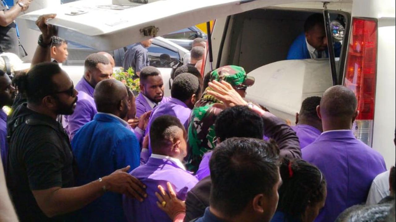 VIDEO: Massa Ricuh, Panas Ribuan Warga Arak Peti Jenazah Lukas Enembe di Papua