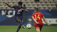 Striker Prancis, Kingsley Coman (kiri) melepaskan tendangan yang coba diblok bek Wales, Connor Roberts dalam laga uji coba menjelang berlangsungnya Euro 2020 di Allianz Riviera Stadium, Nice, Rabu (2/6/2021). Prancis menang 3-0 atas Wales. (AP/Daniel Cole)