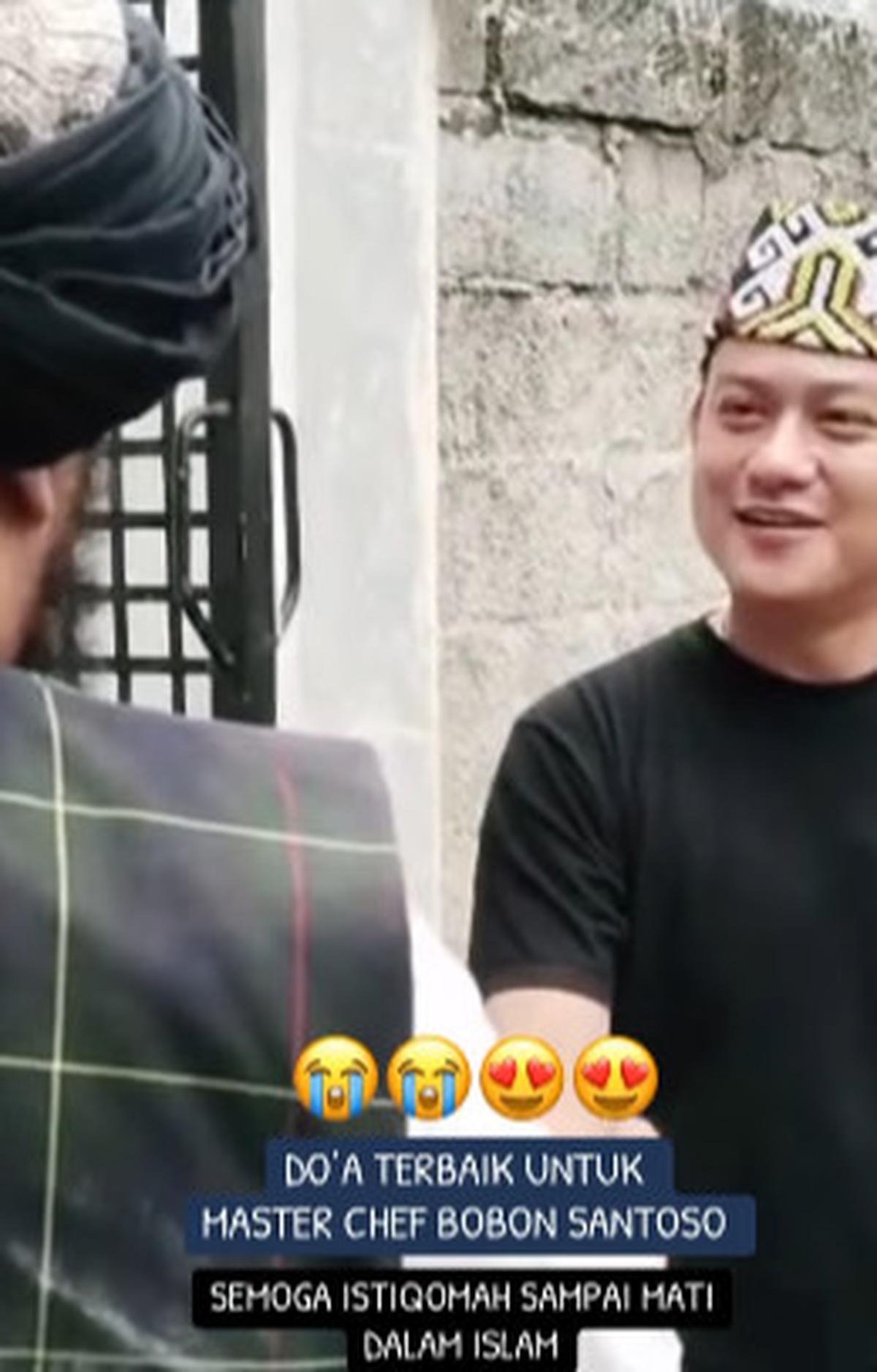 Bobon Santoso Tahan Tangis Usai Jadi Mualaf