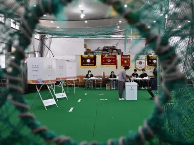 Seorang warga memberikan hak pilihnya di tempat pemungutan suara yang didirikan di fasilitas pelatihan klub bisbol sekolah selama pemilihan presiden di Seoul, Korea Selatan pada 3 Juni 2025. (ANTHONY WALLACE/AFP)