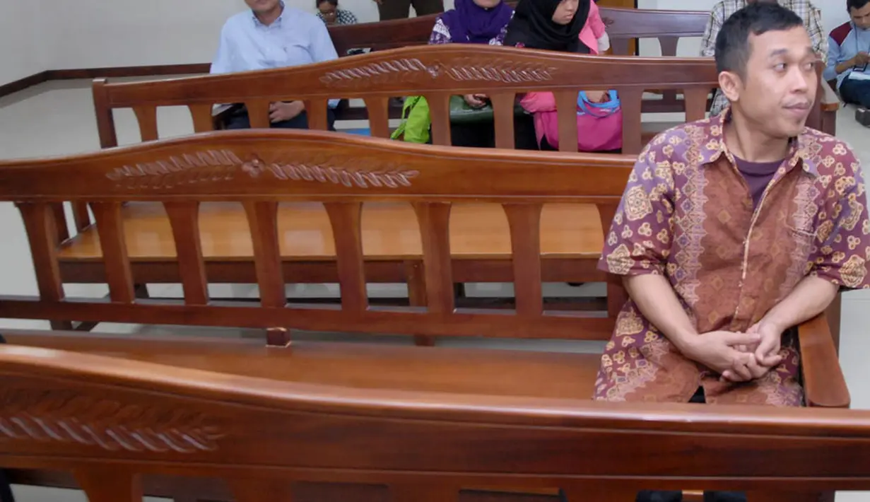 Hendra Saputra, yang menjabat sebagai  pramubakti  di Kementerian Koperasi dan UKM terseret kasus dugaan korupsi proyek videotron yang melibatkan Riefan Avrian (anak dari Menteri Koperasi dan UKM, Syarief Hasan) (23/7/14) (Liputan6.com/Miftahul Hayat)