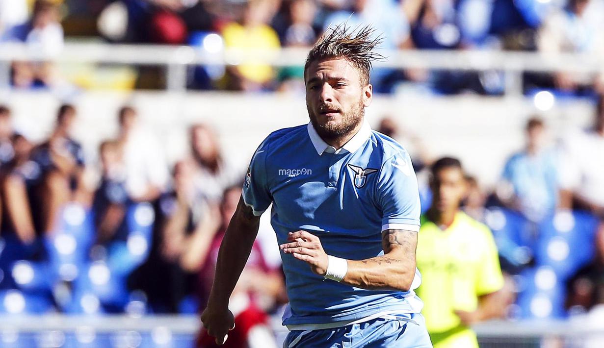 Pemain Lazio, Ciro Immobile telah mencetak enam gol hingga pekan ke-9 Serie A Italia dan menjadi salah satu tops skor dari 7 pemuncak klasemen. (EPA/Angelo Carconi)