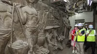 Menteri BUMN Erick Thohir mengunjungi patung dan relief bersejarah di Gedung Sarinah (dok: KBUMN)
