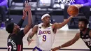 Pebasket Los Angeles Lakers, Rajon Rondo, memasukkan bola saat melawan Miami Heat Pada gim keenam final NBA di  AdvenHealth Arena, Senin (12/10/2020). Lakers menang dengan skor 106-93. (AP Photo/Mark J. Terrill)
