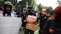 Sejumlah buruh saat melakukan aksi di depan Balai Kota DKI Jakarta, Selasa (26/10/2021). Pada aksi tersebut massa buruh menuntut kenaikan UMP 2022 sebesar 10 persen, berlakukan UMSK 2021 dan mencabut UU Omnibus Law. (Liputan6.com/Faizal Fanani)