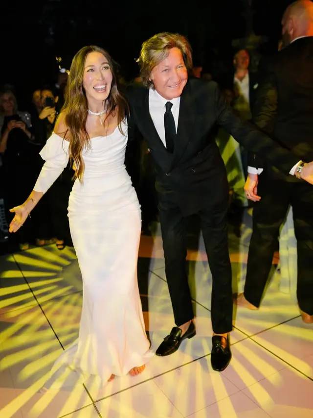 Alana Hadid menikah dengan gaun vintage. [@mangostudios]