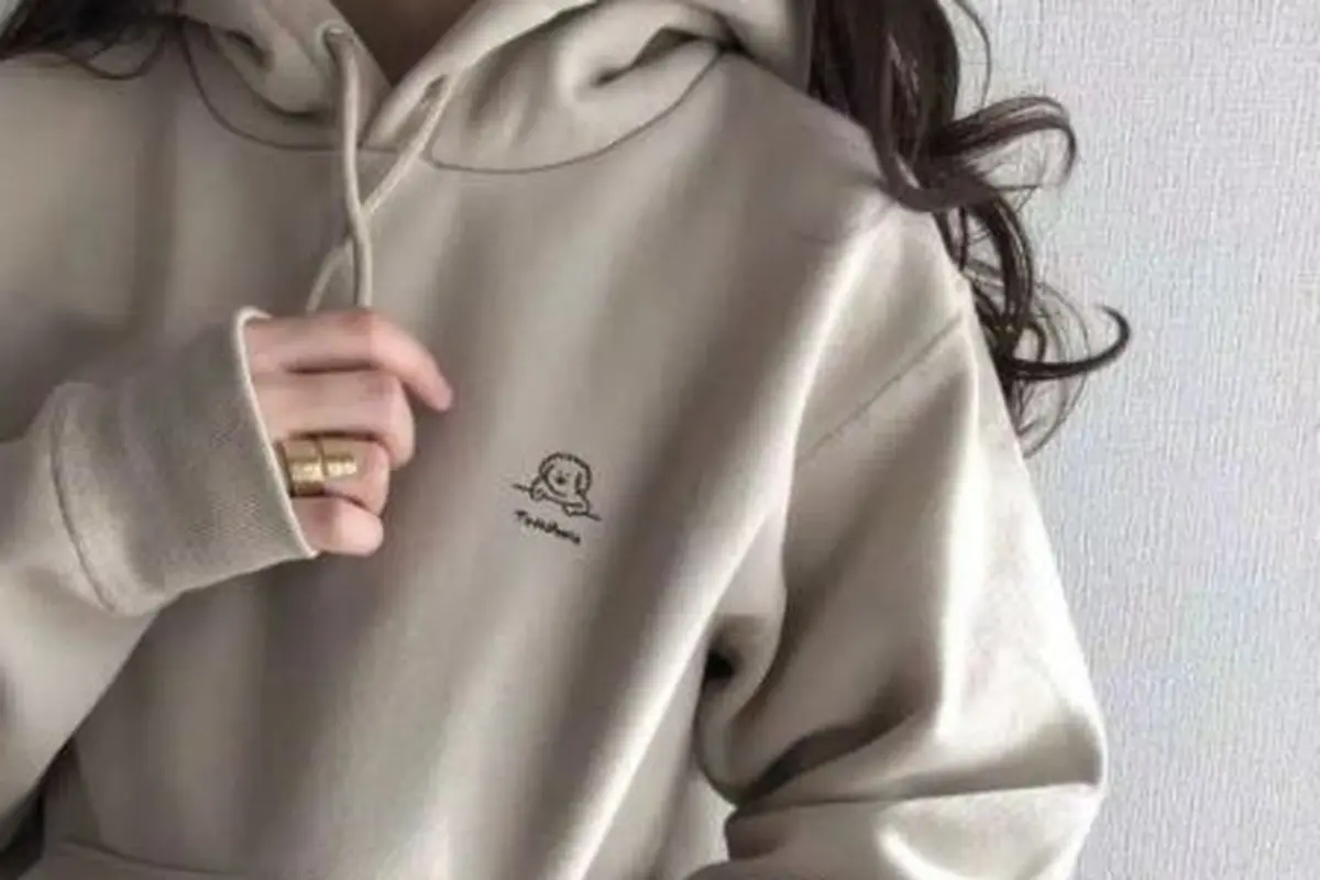 Tips Padu Padan di Musim Hujan dengan Hoodie yang Stylish