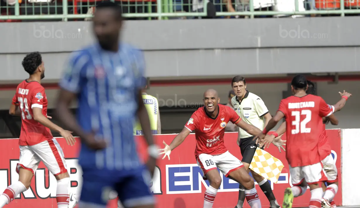 Striker Persija, Reinaldo, melakukan selebrasi usai mencetak gol ke gawang Persiba pada laga Liga 1 di Stadion Patriot, Bekasi, Jumat  (12/8/2017). Persija menang 2-0 atas Persiba. (Bola.com/M Iqbal Ichsan)