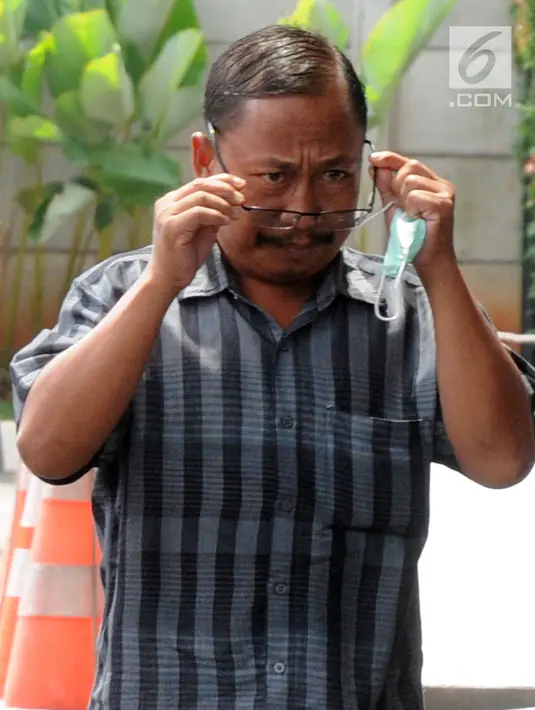 Kader Partai Perindo Kab Bengkulu Selatan, Juhari tiba di gedung KPK, Jakarta, Rabu (16/5). Jukak terjaring OTT bersama Bupati Bengkulu Selatan Dirwan Mahmud beserta isteri Muda Dirwan Mahmud, Heni dan Kasi Dinkes Wati. (Merdeka.com/Dwi Narwoko)