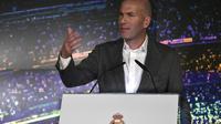 Zinedine Zidane pada konferensi pers usai kembali ditunjuk sebagai pelatih Real Madrid, Senin (11/3/2019). (AFP/Pierre-Philippe Marcou)