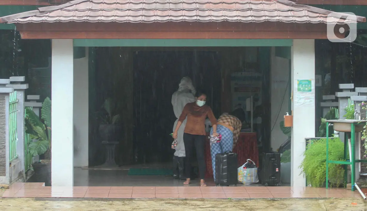 Pasien COVID-19 tiba untuk isolasi di Graha Wisata TMII, Jakarta, Selasa (8/2/2022). Pemerintah Provinsi DKI Jakarta menjadikan Graha Wisata TMII sebagai tempat isolasi bagi pasien COVID-19 dengan kapasitas 41 kamar yang dapat menampung 100 pasien. (Liputan6.com/Herman Zakharia)