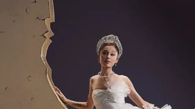 Mahkota Rancangan Rinaldy A. Yunardi Lengkapi Tampilan Magical Ariana Grande di Saturday Night Live
