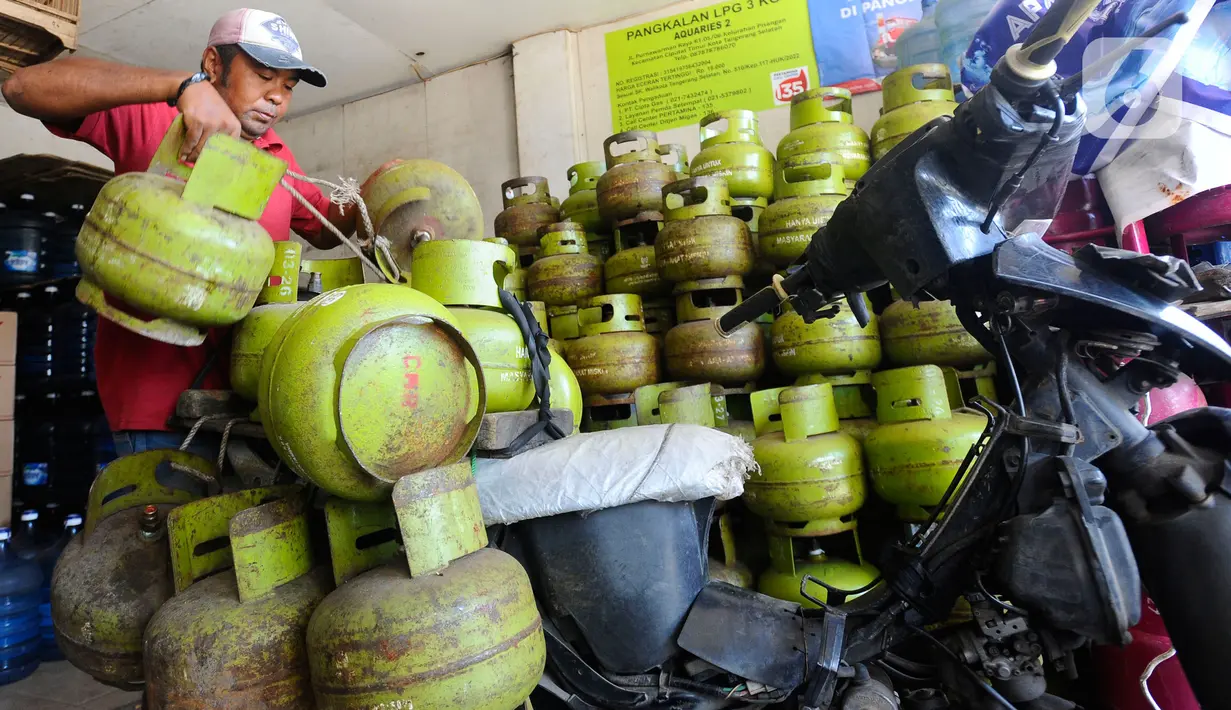 Pekerja menyusun Gas 3 kilo di Pangkalan Elpiji 3 kilo di Jalan Munawarman, Ciputat, Tangerang Selatan, Banten, Senin (16/1/2023). Sejumlah pekerja pangkalan elpiji belum mengetahui uji coba pembelian elpiji subsidi menggunakan KTP. Sejauh ini, Kementerian ESDM bersama Pertamina masih melakukan uji coba pembelian elpiji 3 kg dengan menunjukkan KTP di lima kecamatan, yakni Cipondoh di Kota Tangerang, Ciputat di Tangerang Selatan, Ngaliyan di Semarang, Batu Ampar di Batam, dan Kecamatan Mataram di Mataram. (merdeka.com/Arie Basuki)