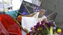 Beragam barang Fans LA Lakers seperti bunga, poster hingga surat dikumpulkan di depan Staples Center, Minggu (26/1/2020). Legenda basket NBA, Kobe Bryant, wafat dalam kecelakaan helikopter di Calabasas, California. (AP/Michael Owen Baker)