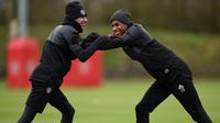 Pemain Manchester United, Marcus Rashford dan Jesse Lingard saat latihan jelang laga Liga Champions di Manchester, Senin (12/3/2018). Manchester United akan berhadapan dengan Sevilla. (AFP/Oli Scarff)