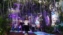 Anak-anak menjelajahi dunia pandora ala Avatar di Senayan City, Jakarta, Senin (14/12/2022). Senayan City menghadirkan Festive Season – The Festive Mood mulai tanggal 12 Desember – 8 Januari 2023, salah satunya Avatar Pandora Experience. (Liputan6.com/Herman Zakharia)