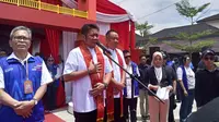 Paslon Pilgub Sumsel Herman Deru-Cik Ujang (HDCU) setelah mendaftarkan diri di KPU Sumsel (Liputan6.com / Nefri Inge)