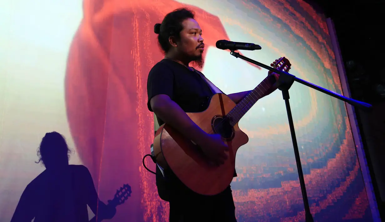 Di konser BBM Liztomania yang digelar Selasa 11 November malam di Gedung Kesenian Jakarta, Is mengumumkan dirinya yang akan keluar dari Payung Teduh. Meski wacana ini sudah ada sejak beberapa waktu lalu. (Deki Prayoga/Bintang.com)