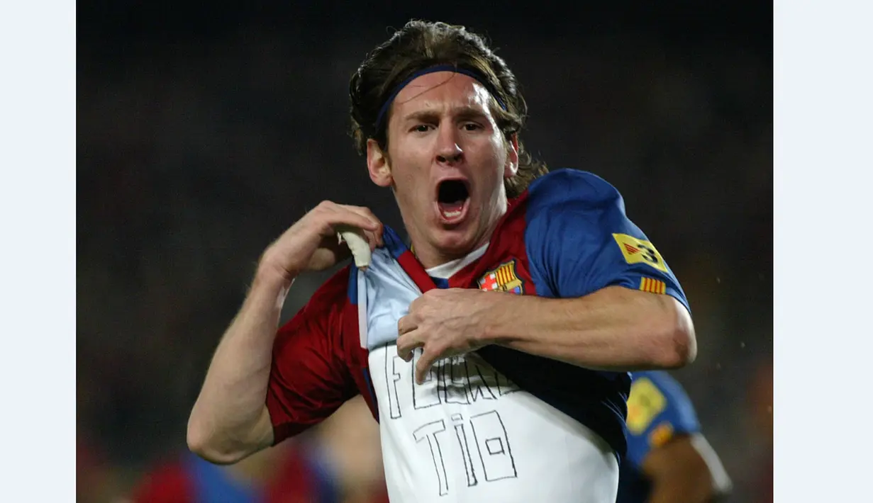 Ekspresi Lionel Messi yang mencetak hattrick ke gawang Real Madrid dalam laga yang berakhir imbang 3-3 di Stadion Camp Nou, Barcelona, (10/3/2007). Messi mencetak hattrick setelah Ivan Zamorano melakukannya di musim 1994/1995. (AFP Photo/Cesar Rangel)