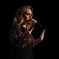 Adele, penyanyi dengan suara yang menggelegar itu tengah berbahagia. Genap berusia 29 tahun, Adele pun merayakan dengan caranya sendiri lewat foto yang diunggahnya di media sosial. (AFP/Bintang.com)
