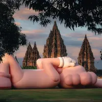 "KAWS: HOLIDAY" INDONESIA di Komplek Candi Prambanan, Yogyakarta.
