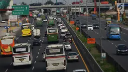 Kendaraan melintas di ruas jalan Tol Jakarta-Cikampek, Bekasi, Jawa Barat, Sabtu (29/12). Menghadapi libur panjang akhir tahun diperkirakan volume kendaraan meningkat hingga 30 persen. (Merdeka.com/Imam  Buhori)