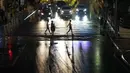 Orang-orang menyeberang jalan di area komersial di kota Quezon, Filipina, Kamis (14/10/2021). Pemerintah Filipina melonggarkan pembatasan setelah penurunan kasus Coronavirus di negara itu. (AP Photo/Aaron Favila)