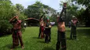 Para peserta melakukan ritual sebelum dimulainya pertandingan Bola Maya di dalam upacara kebudayaan di Aguilares, El Salvador 8 Juli 2016. (REUTERS/Jose Cabezas)